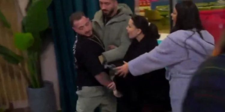 “Plas” sherri në shtëpinë e Big Brother VIP, banorët ndalojnë me forcë Xumin