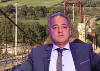 Kush është mësuesi hero që ecën në këmbë 40 km çdo ditë për të edukur nxënësit në…