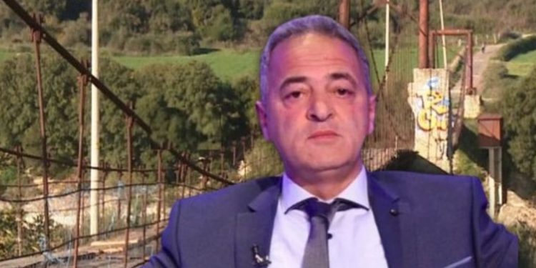 Kush është mësuesi hero që ecën në këmbë 40 km çdo ditë për të edukur nxënësit në…