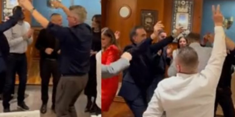 Servilat para zgjedhjeve/ Deputetët e PD kërcejnë me këngën dedikuar Sali Berishës (VIDEO)