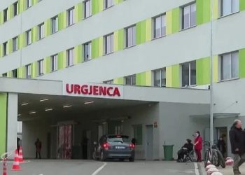 LAJM I FUNDIT/ Nëna rreh mjeken pas vdekjes së djalit 12-vjeçar në QSUT