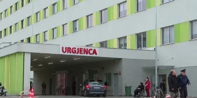 LAJM I FUNDIT/ Nëna rreh mjeken pas vdekjes së djalit 12-vjeçar në QSUT
