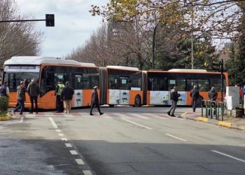 E pazakontë! Bllokohet qarkullimi në Tiranë, autobusi ngec në kryqëzim…