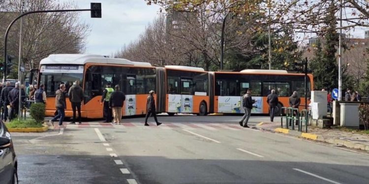 E pazakontë! Bllokohet qarkullimi në Tiranë, autobusi ngec në kryqëzim…