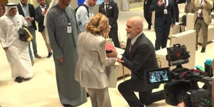 Rama i gjunjëzohet Melonit, kryeministri e surprizon për ditëlindje/ VIDEO