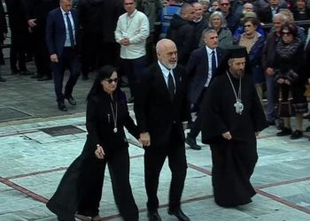 Lamtumira e Janullatos, Rama dhe bashkëshortja mbërrijnë në Katedrale/ Shikoni bie në sy…