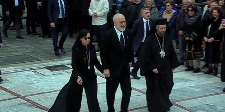 Lamtumira e Janullatos, Rama dhe bashkëshortja mbërrijnë në Katedrale/ Shikoni bie në sy…