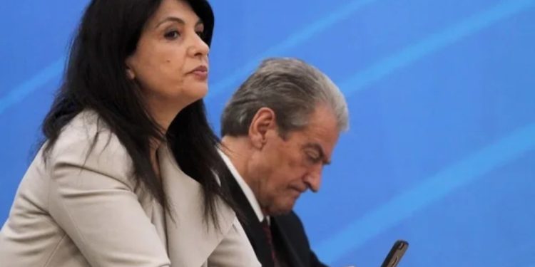 Jozefina Topalli habit me rrëfimin: Më kanë vendosur kallashin në kokë për…