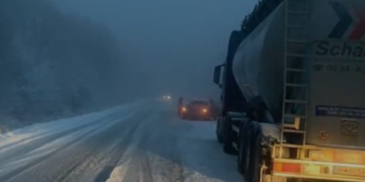 LAJM I FUNDIT/ Reshje të mëdha dëbore, bllokohet aksi kombëtar! Ja situata…