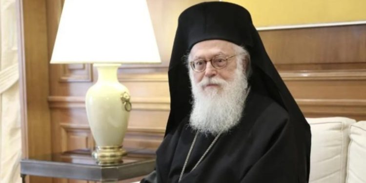 LAJM I TRISHTË/ Kryepeshkopi Anastas Janullatos në intubim