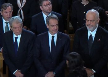 Del jashtë protokollit/ Incidenti, Sali Berisha ia zuri vendin ministrit grek…