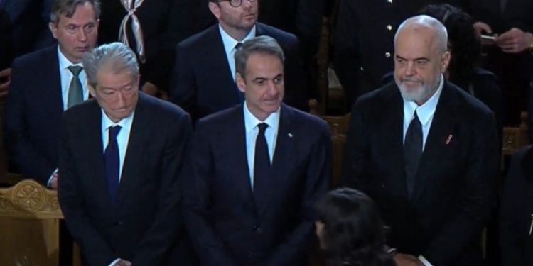 Del jashtë protokollit/ Incidenti, Sali Berisha ia zuri vendin ministrit grek…