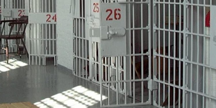 Burgjet e hapura në Shqipëri/ Propozimi: Ditën të punojnë, natën të flenë në qeli…