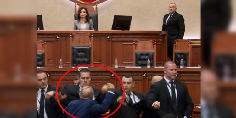 SKANDAL/ Kush është deputeti i PD-së që hoqi rripin e pantallonave për të qëlluar Ballën