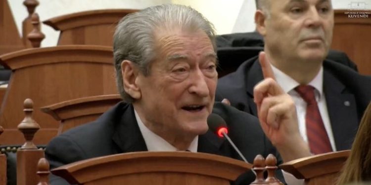 “Po ndodh një tërmeti i madh”/ Berisha bën thirrje të miratohet “ligji i ri” për…
