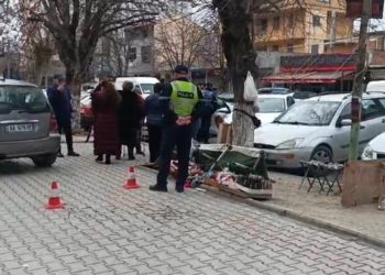 Ngatërroi marshin e makinës dhe hipi mbi trotuar/ Shoferja merr para këmbësorin në qytetin…