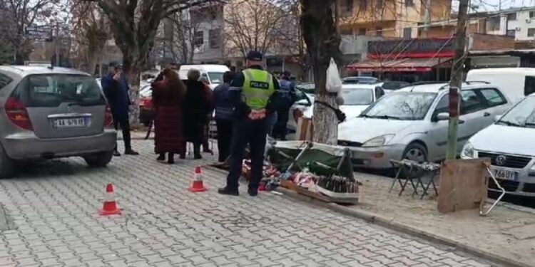 Ngatërroi marshin e makinës dhe hipi mbi trotuar/ Shoferja merr para këmbësorin në qytetin…