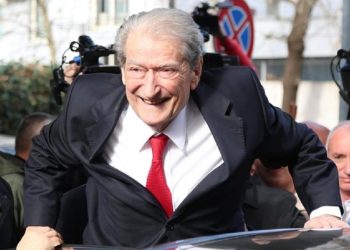 “Dorëzohet” Berisha, e pranon se s’ka shpresë që SHBA t’i heqë non gratën: Nuk është…