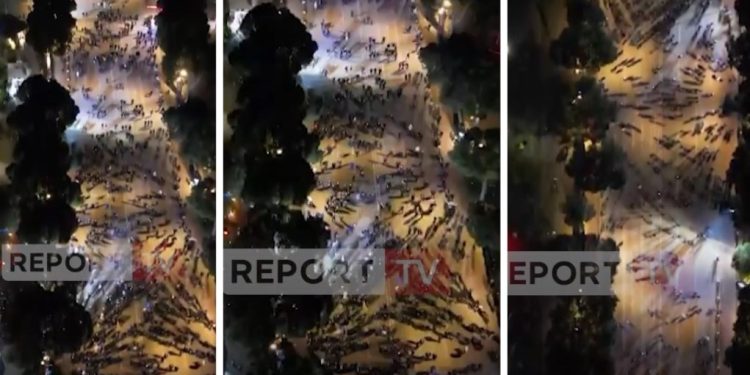 “Më e madhja në histori”/ Qesharake! Shikoni sa njerëz mblodhi Berisha në protestë