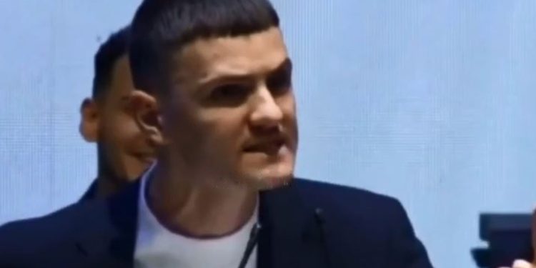 Fjalimi epik i anëtarit të FRESH: Jemi “petalet” më të bukura të “trëndafilit” Socialist!