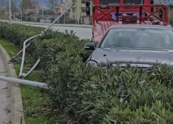 “Benzi” me shpejtësi të lartë godet shtyllën dhe përfundon në…