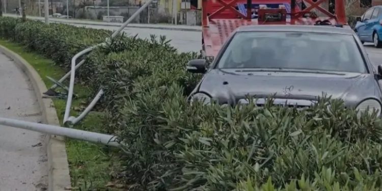 “Benzi” me shpejtësi të lartë godet shtyllën dhe përfundon në…