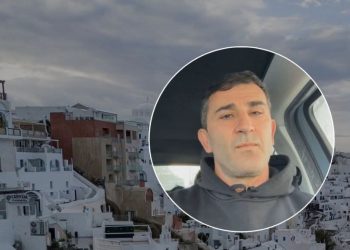 Nuk ka mbetur “këmbë njeriu”, kush është Shqiptari që refuzon të largohet nga Santorini