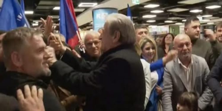 Militantët demokratë presin Berishën deri në mesnatë në aeroportin e Romës