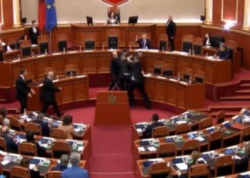 Pamje të turpshme, momenti kur Flamur Noka godet Taulant Ballën/ VIDEO