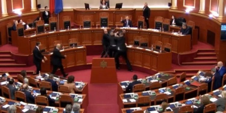 Pamje të turpshme, momenti kur Flamur Noka godet Taulant Ballën/ VIDEO