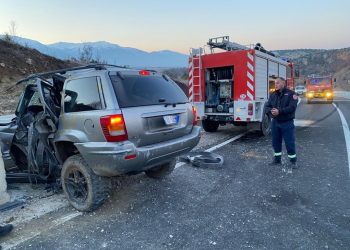 Aksident i frikshëm që në mëngjes/ Makina del nga rruga, çifti i bashkëshortëve…