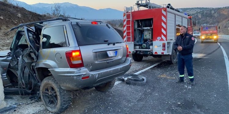 Aksident i frikshëm që në mëngjes/ Makina del nga rruga, çifti i bashkëshortëve…