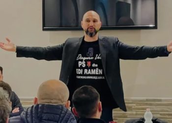 Deputeti i PS shfaqet me bluzen e veçantë në Itali, ja çfarë shkruan…