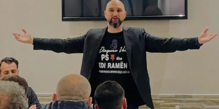 Deputeti i PS shfaqet me bluzen e veçantë në Itali, ja çfarë shkruan…