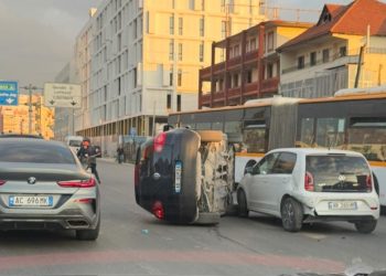 Aksident i frikshëm në hyrje të Tiranës, makina përmbyset “mes” të rrugës…