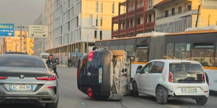 Aksident i frikshëm në hyrje të Tiranës, makina përmbyset “mes” të rrugës…