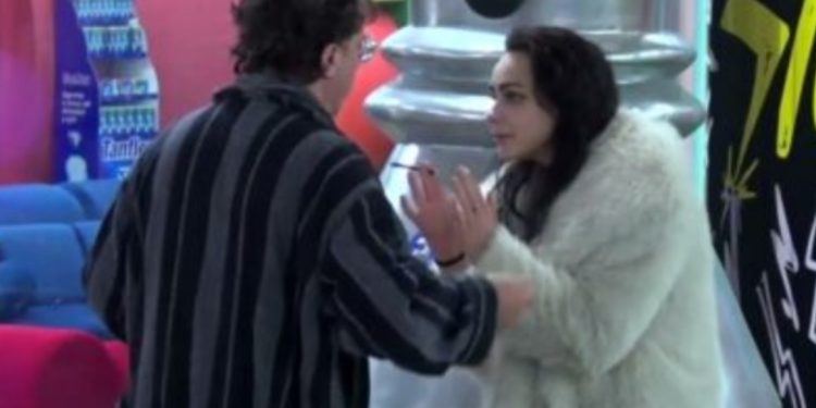 Laerti thumbon Eglin dhe ngre aludime: Kush “duartroket” poshtë jorganit…