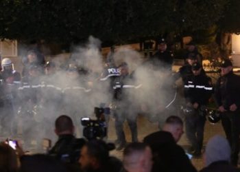 Lëndime në fytyrë, sy dhe duar/ Si është gjendja e 3 policëve të plagosur në protestë