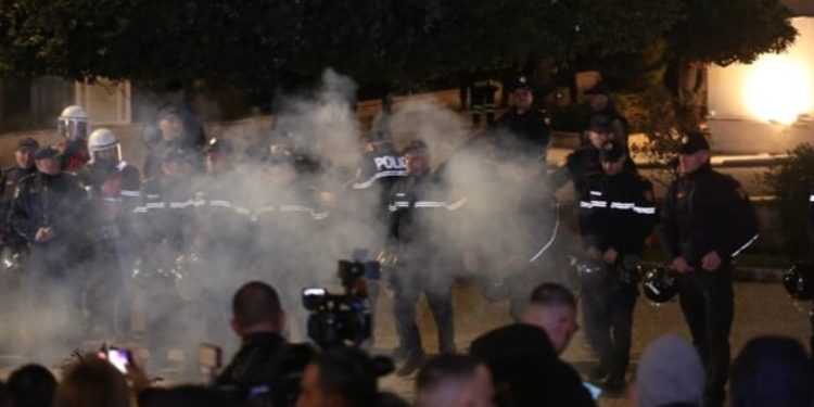 Lëndime në fytyrë, sy dhe duar/ Si është gjendja e 3 policëve të plagosur në protestë