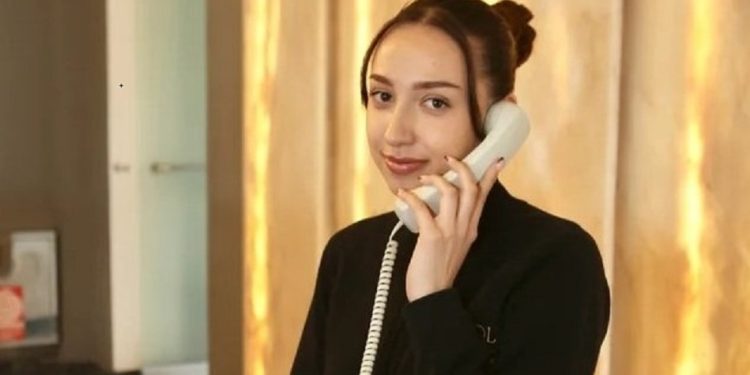 Jehona në Greqi! Kush është vajza shqiptare që refuzon të braktisë Santorinin…