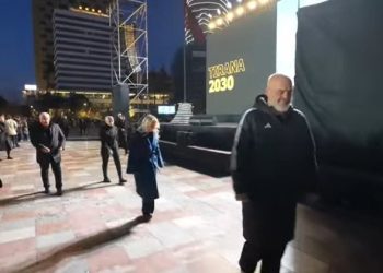 Pas mitingut në sheshin “Skënderbej”/ Kryeministri Rama niset drejt…