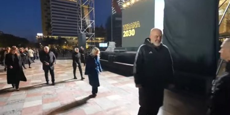 Pas mitingut në sheshin “Skënderbej”/ Kryeministri Rama niset drejt…