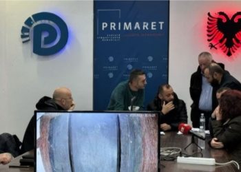 Qesharake/ Manipulimi në “Primare”: Nis numërimi, kutia rezulton me më shumë fletë sesa votues