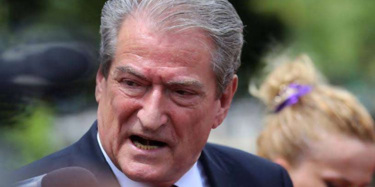 “Çmenduria” e Berishës: Nxënësit të bojkotojnë mësimin! Mësuesit mos guxojnë…