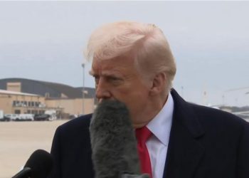 E pazakontë/ Gazetarja godet me mikrofon në fytyrë presidentin Trump! Shiko VIDEO-n…