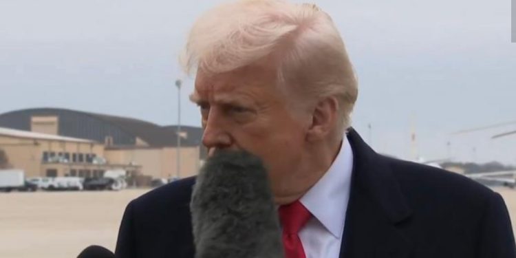 E pazakontë/ Gazetarja godet me mikrofon në fytyrë presidentin Trump! Shiko VIDEO-n…