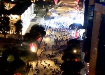 Berisha braktiset para zgjedhjeve/ Vetëm një “grusht” njerëzish dalin në protestë për Tik Tok