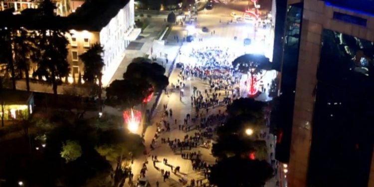 Berisha braktiset para zgjedhjeve/ Vetëm një “grusht” njerëzish dalin në protestë për Tik Tok