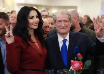 “Jemi bërë qesharakë”/ Mbështetësja e flaktë e Berishës denoncon manipulimin brenda PD-së