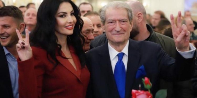 “Jemi bërë qesharakë”/ Mbështetësja e flaktë e Berishës denoncon manipulimin brenda PD-së